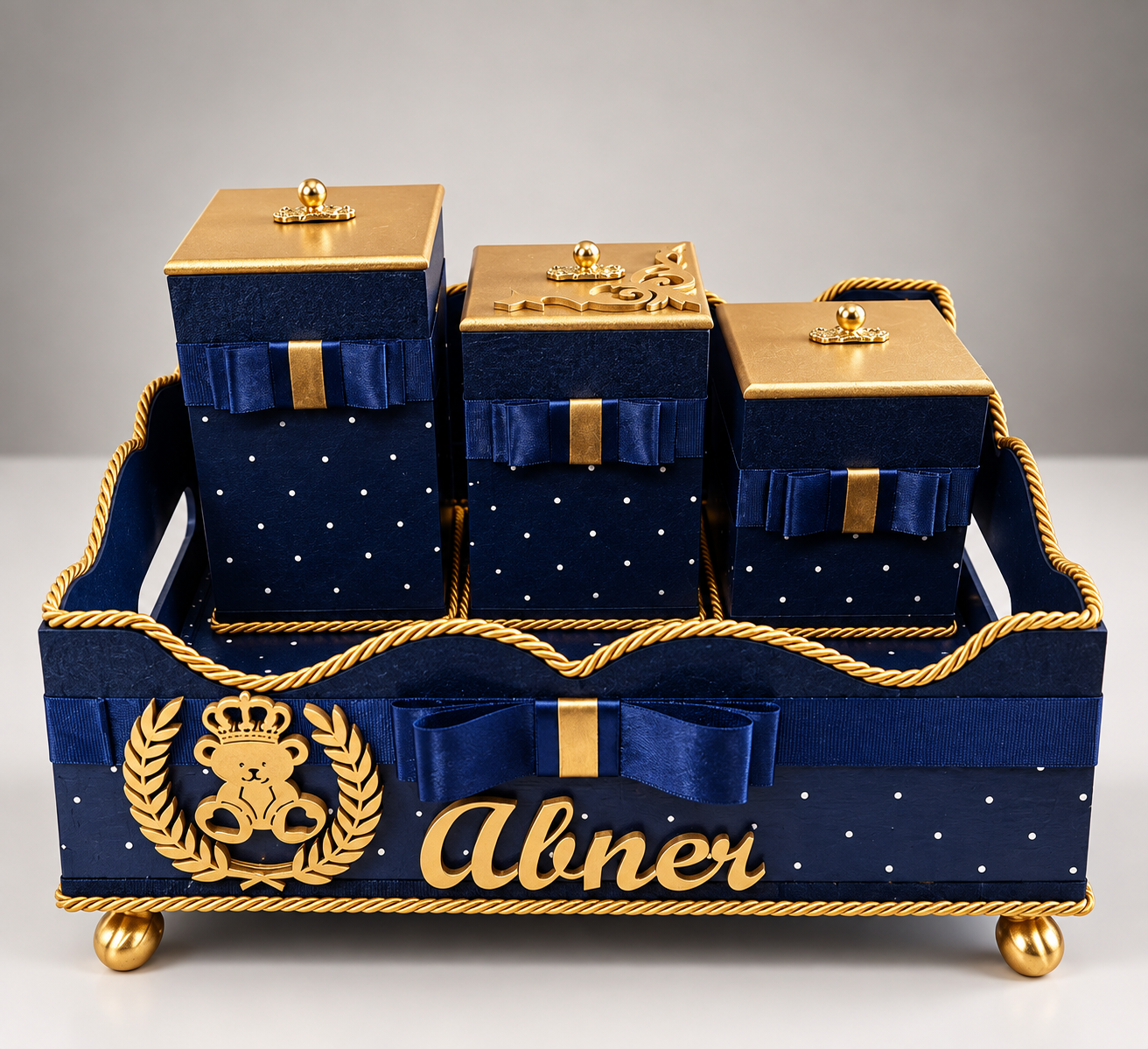 Kit higiene com três potes e bandeja em azul-marinho e dourado, decorado com laços, ursinho e nome personalizado